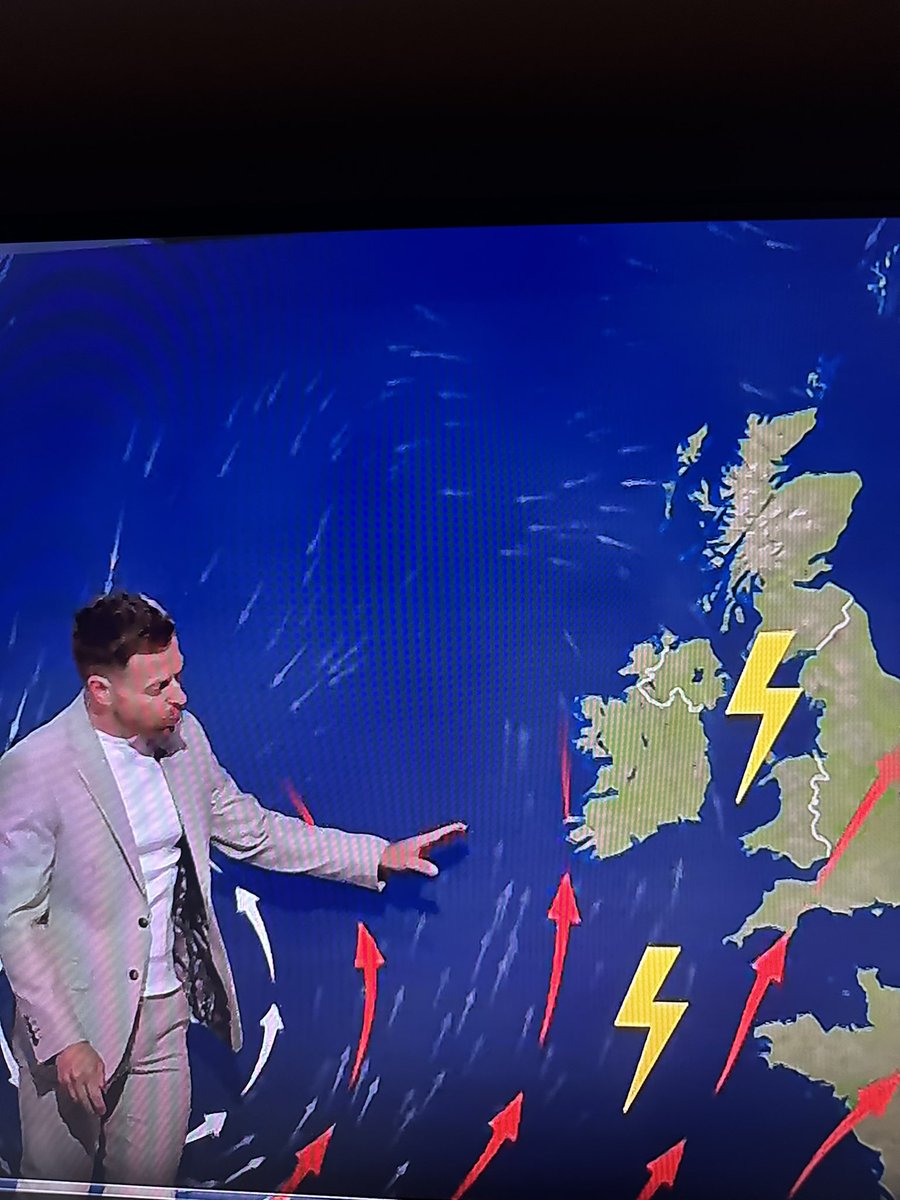 TweetTails's tweet photo. Erm… anyone else picking up on @bbcweather ‘s lightning symbols? Do better #bbc https://t.co/GKy5WapY7W