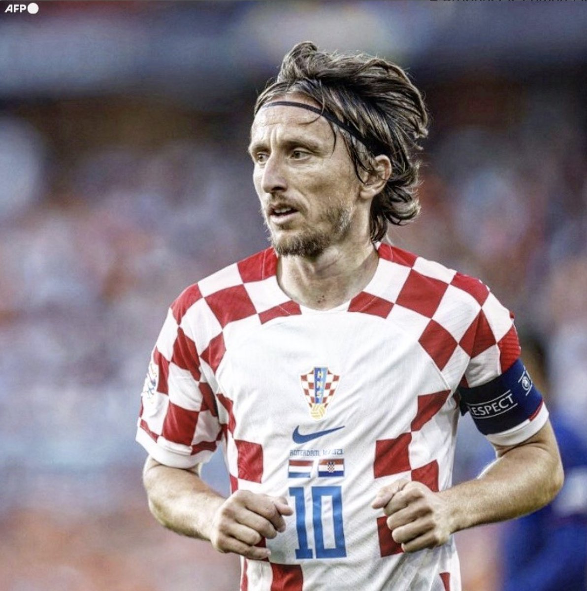 InvictosSomos's tweet photo. En 2018, con 32 años de edad, fue finalista y Balón de Oro en el Mundial. En 2022, con 37 años, fue tercer lugar del Mundial siendo figura. Y en 2023, con casi 38 años, guió a Croacia a la final de la UEFA Nations League siendo el MVP. Leyenda a nivel clubes, leyenda con su selección. No importa el equipo al que apoyes, no importa cuál sea tu país, es imposible no reconocer la grandeza de Luka Modric. ÍCONO DEL FÚTBOL MUNDIAL.