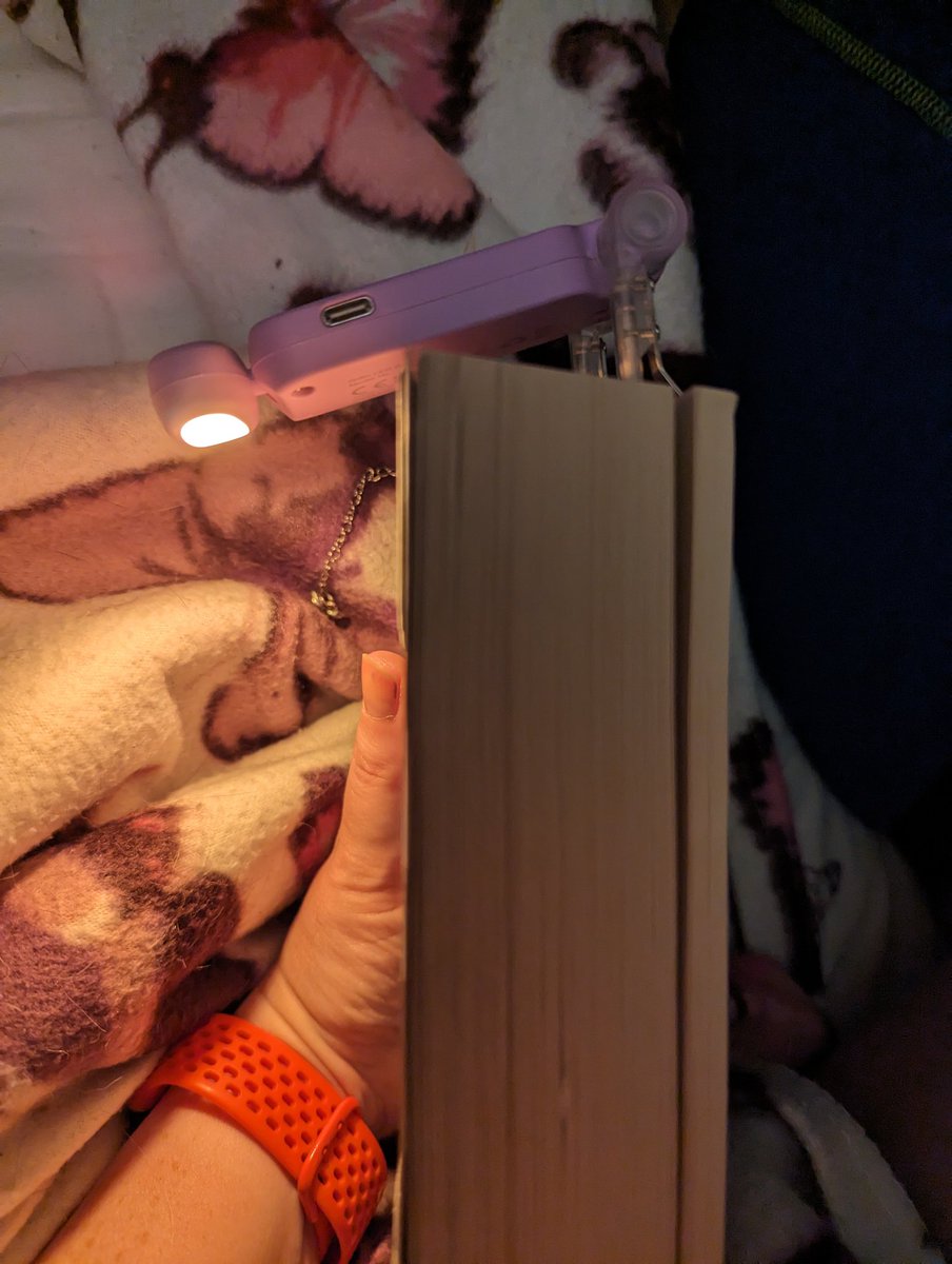 smbslt's tweet image. New (yes another) #booklight #purple in action 📚🥰💜 xxx #booktwt