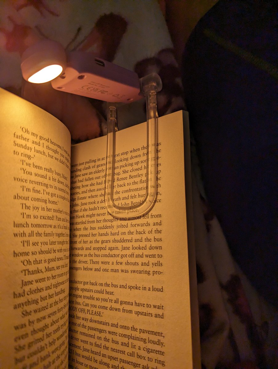 smbslt's tweet image. New (yes another) #booklight #purple in action 📚🥰💜 xxx #booktwt