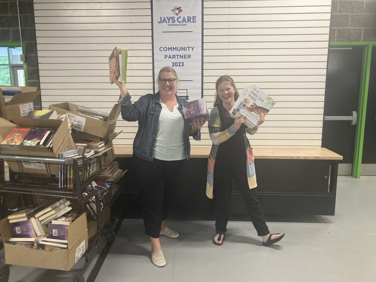 Today was better than Christmas! Teachers @LakewoodHeight & other schools in NB got to shop for FREE books!📚That’s UNHEARD of! Our personal $ generally funds our class libraries. What an unbelievable opportunity for schools, students & teachers @JaysCare @FirstBookCanada ❤️