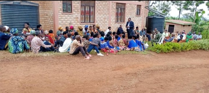 sector_murambi's tweet photo. Uyumunsi@murambisector,
Twasuwe nitsinda ry'abasenateri,
aho baganiriye n'abaturage batuye umudugudu wa Nyagasambu batujwe mumudugudu wikitegererezo,
@RwandaLocalGov 
@RwandaEast 
@GatsiboDistrict 
@richardgasana https://t.co/TWBZYyyOUL