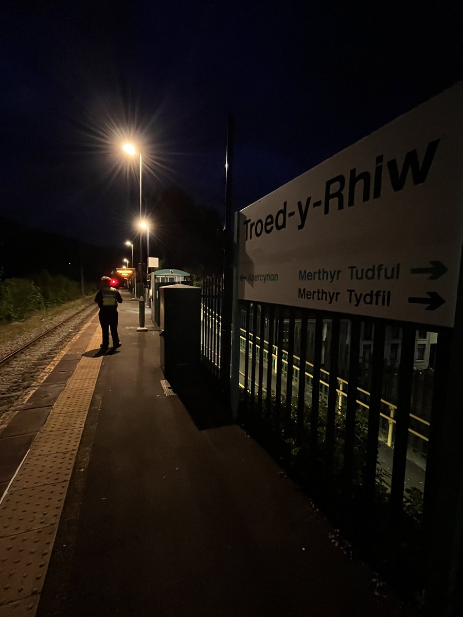 Officers have conducted train patrols in the #Cynon valley and mobile patrols in the #Rhondda and #Merthyr valleys this evening. Happy to report all is well after reports of Anti-social behaviour on the network.. 

Report crime -
📲 61016 
📞 0800 40 50 40
🆘 999
#RailwayGuardian