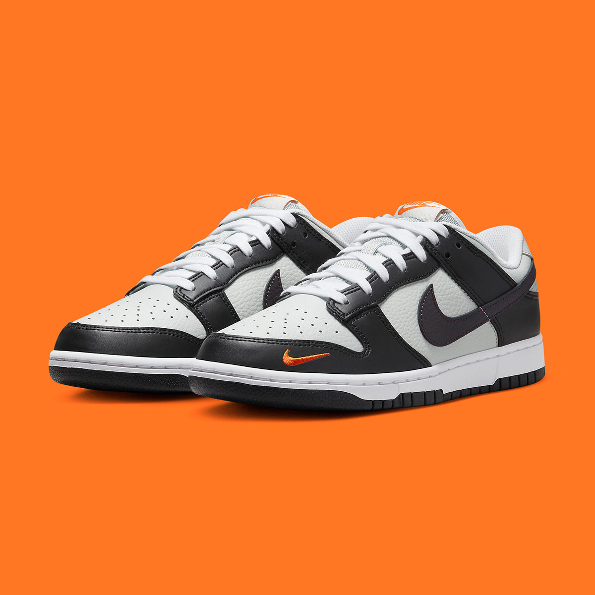houseofheat's tweet photo. Nike Adds Orange Mini Swooshes to This New Dunk Low 🐼

SEE MORE: https://t.co/FiiQ5Vnrcl https://t.co/LPOCTxvS4G