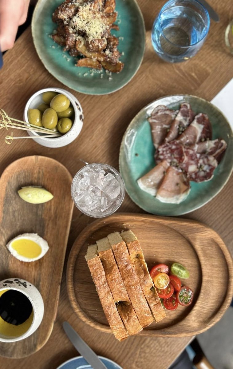 Barnaclelpool's tweet photo. Well we know the weather is still hot but with dishes like this surely there’s only one place to be for summer treats Come and join us 🥂🐷😎🏴󠁧󠁢󠁥󠁮󠁧󠁿English Wine week with ⁦@hennersvineyard⁩ 🍷#Liverpool #summer#foodandwine#winemaker
 https://t.co/sHroPedNPg https://t.co/v72ImWv1st