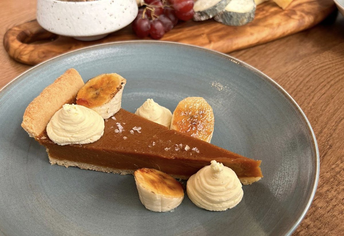 Barnaclelpool's tweet photo. Well we know the weather is still hot but with dishes like this surely there’s only one place to be for summer treats Come and join us 🥂🐷😎🏴󠁧󠁢󠁥󠁮󠁧󠁿English Wine week with ⁦@hennersvineyard⁩ 🍷#Liverpool #summer#foodandwine#winemaker
 https://t.co/sHroPedNPg https://t.co/v72ImWv1st