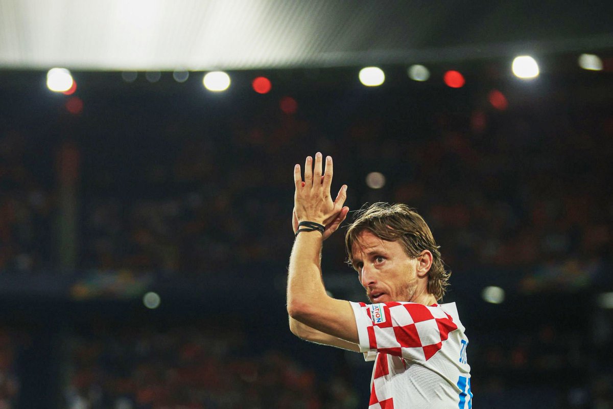 vini_ball's tweet photo. Luka Modric got a standing ovation from the whole stadium after knocking Netherlands out IN NETHERLANDS, do you understand how mad that is... https://t.co/DI7JnK8qnp