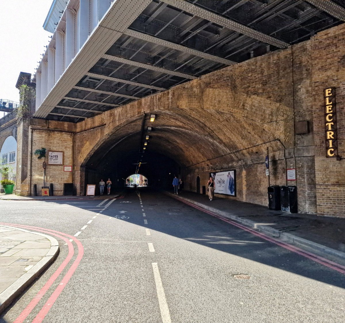 #POTD2023 Day 165 Light or a train ahead? When entering a tunnel, it's an important question to know the answer to. Thankfully, just daylight. #potd #picoftheday #pictureoftheday #mylifeinpictures #s22ultra #london #londonstreets