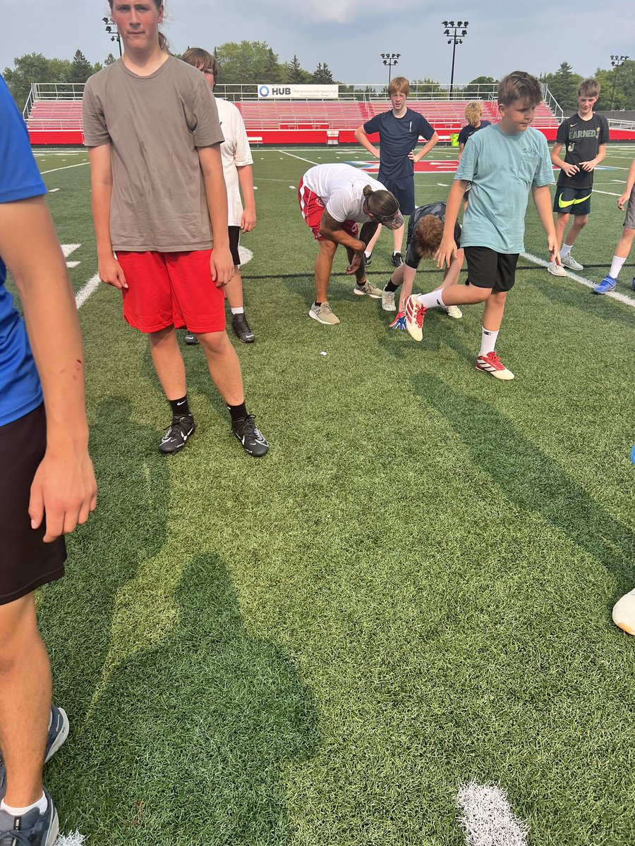 Arrowhead Youth Defensive Line Camp!! Coached up by superstar Alumni @BigCityHirsch95 & @NickHaydenWI we are so lucky to have them teach our youth!!!!