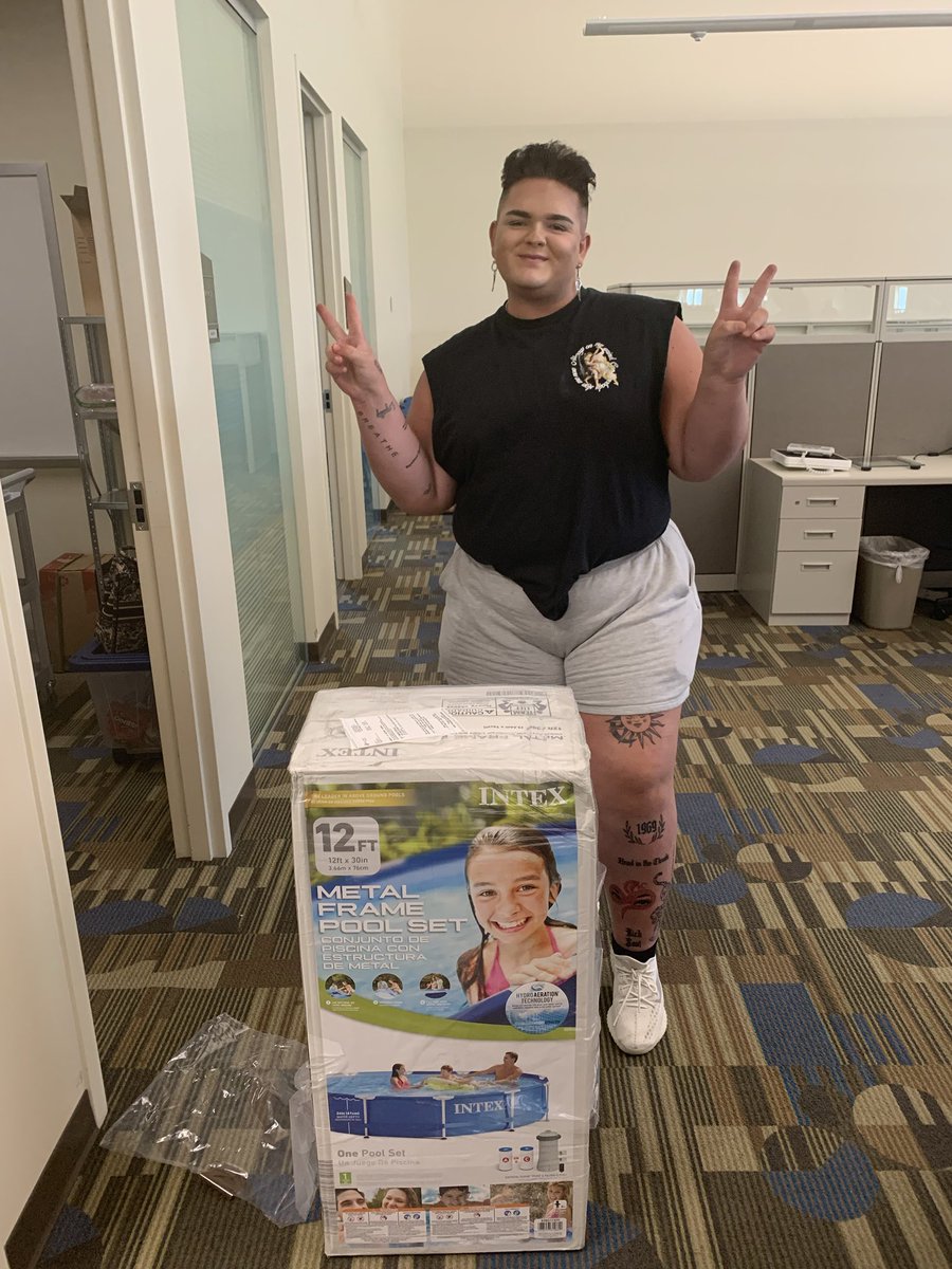VeronicaL2786's tweet photo. Trevor won best dressed on our pride day Monday, and won a pool!! #MBCGoodStuff ⁦@LEAGUEatATT⁩ ⁦@EvvCollections⁩ #ThatEVVLife https://t.co/j6ASRZQKJp
