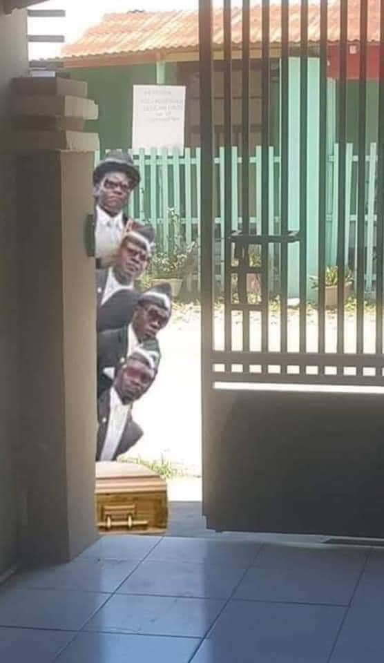 الإنسان يمتلك القدرة على أن يعيش بدون ماء لساعات ، وأن يعيش بدون طعام لأيام ، وكذلك يستطيع أن يعيش بدون رأيك الذي لم يطلبه منك طول العمر فلا تتدخل فيما لا يعنيك..