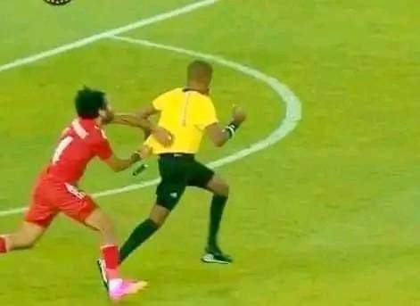 eslemanabbay's tweet photo. Egypt bringing the GERD dam issue in the Sports..
This was how the Egyptian Al ahly Players treat Ethiopian Referee Bamlak Tessema On CAF Africa Champions League final game, day ago. Egypt's Al ahly coach been complaining about Ethiopian referee before game. https://t.co/K1hBvvo7gq