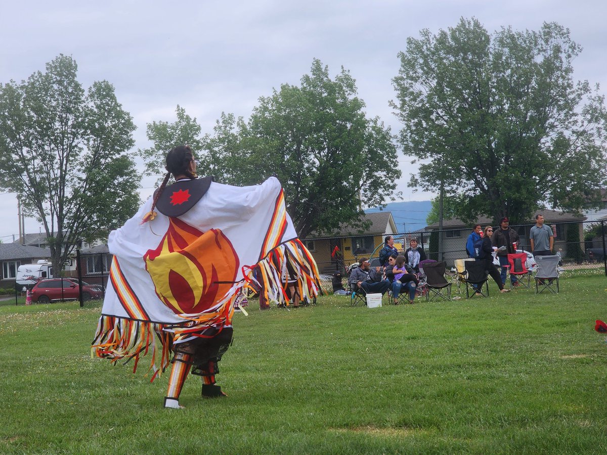 GammaReigh's tweet photo. Got to see this amazing regalia at pow wow today 🔥
#GoodBurn https://t.co/4iLneVOpuv