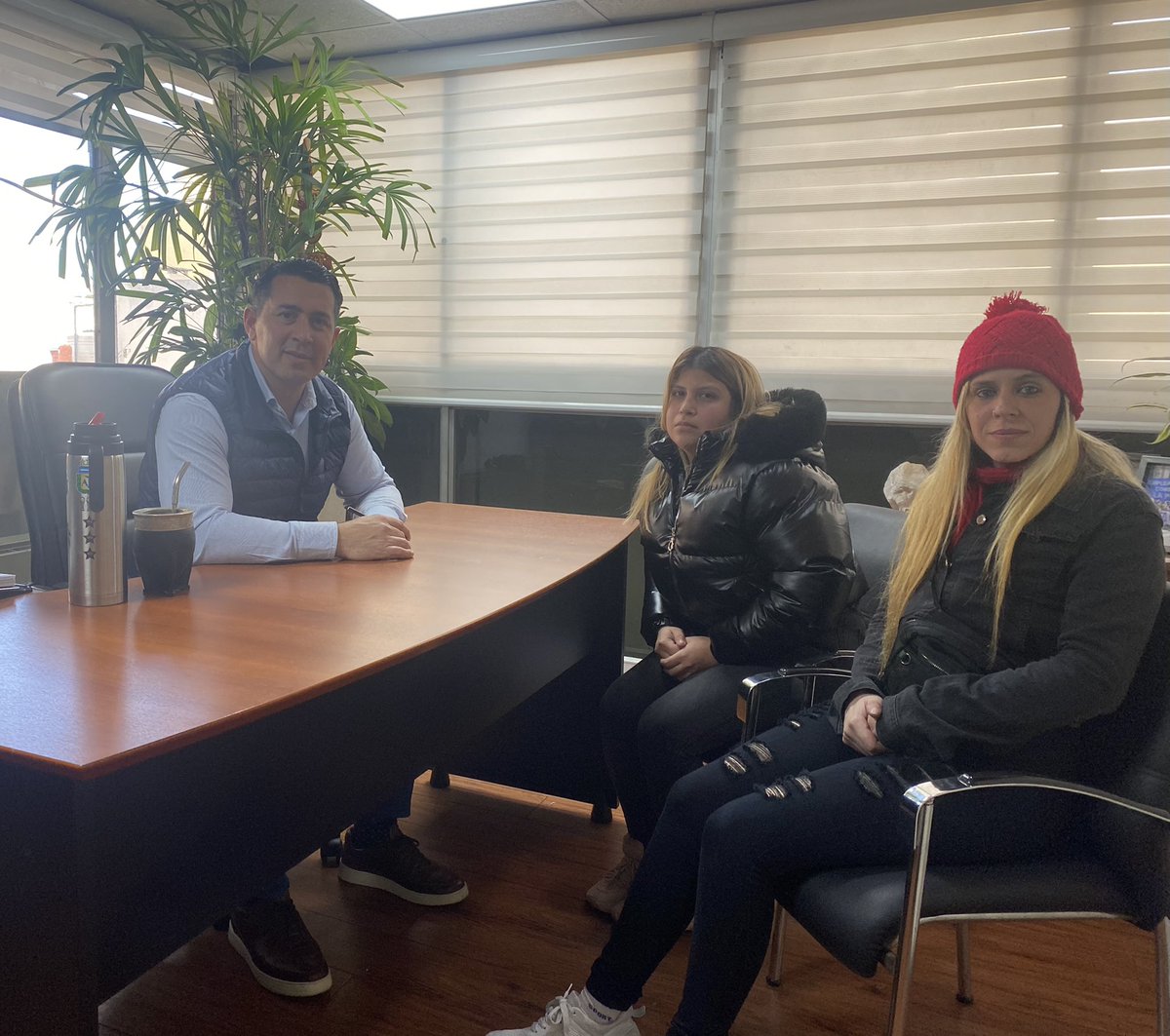 Sergio_OrtizOk's tweet photo. Hoy nos reunimos con tres compañeras de @DIA_Argentina Daniela , Marina y Brenda de tres sucursales diferentes pero con las mismas problemáticas, mas allá de poder canalizar los reclamos y de haber podido resolverlos a través del diálogo y el consenso, siento una gran emoción que compañeras de entre 21 y 23 años hayan tenido el valor de acercarse a denunciar a pesar de sus temores 

#TuSindicatoPresente 
#DelegadxsUnidosYOrganizados @DelDia_Sec