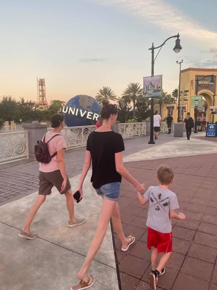 irishstogy's tweet photo. @UniversalORL First time for son and first wand! https://t.co/8fdRei0YTa