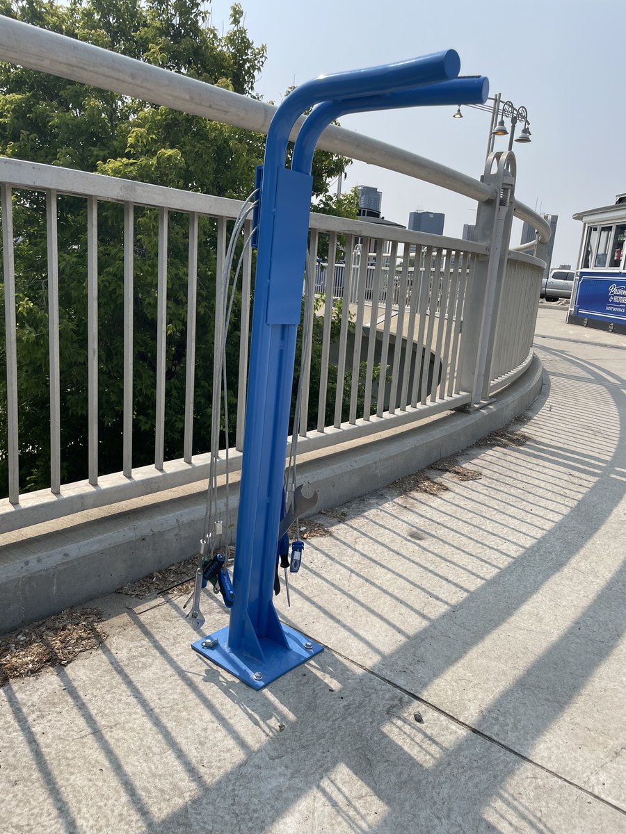 provencher's tweet photo. 🚲 Excellente nouvelle pour les cyclistes ! 🌟
Nous vous présentons de nouveaux bancs, supports à vélos et stations de réparation de vélos commandité par la Caisse Groupe Financier le long du boulevard Provencher ! 🌳🚴‍♀️
#CommunautéCycliste #CaisseGroupeFinancier https://t.co/GNuXqebvW5