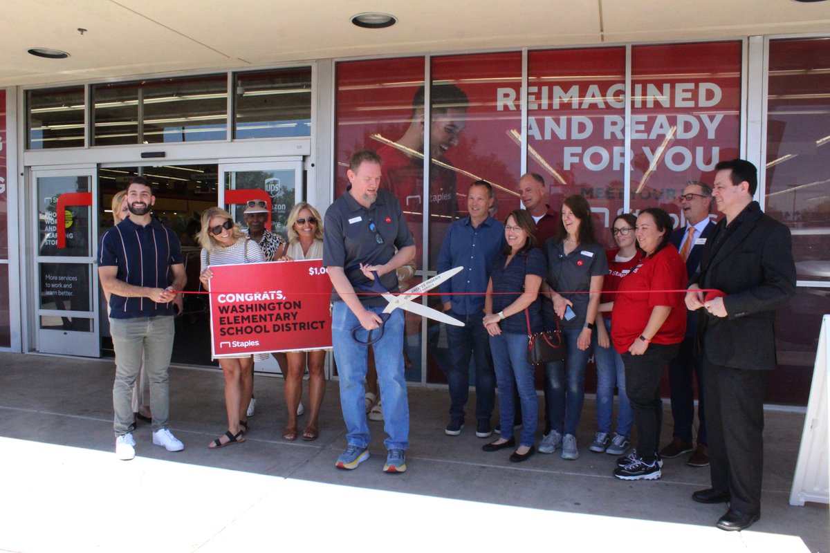 WESDschools's tweet photo. A big thank you to Staples at Metro Square, located at 2760 W. Peoria Ave., for awarding Cholla and Lakeview with a $1,000 gift card this afternoon during its ribbon cutting ceremony! We appreciate their support and look forward to their continued collaboration! #WESDFamily https://t.co/945aHhSwG1