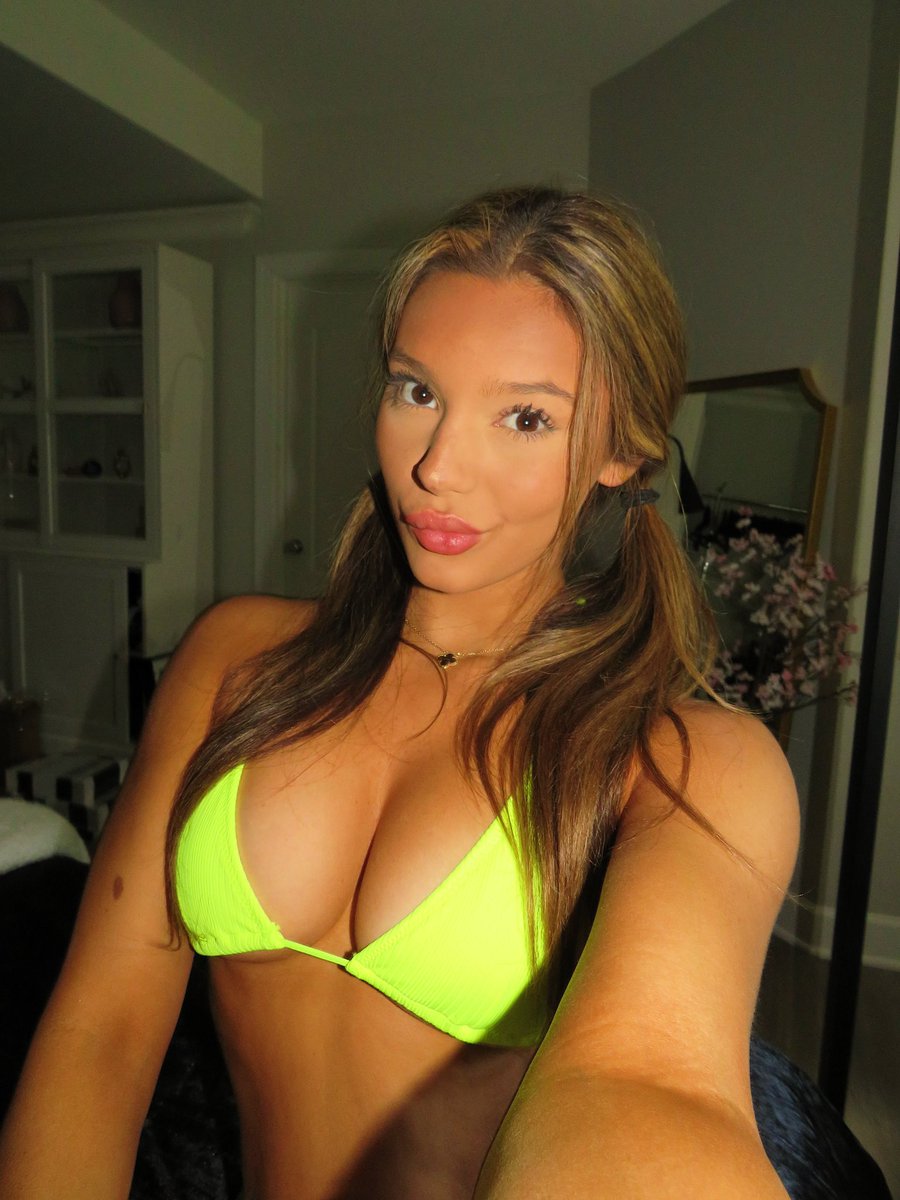 Sydneyshmity's tweet photo. Can I get a cookie or sum https://t.co/VJ9CmyDsl1