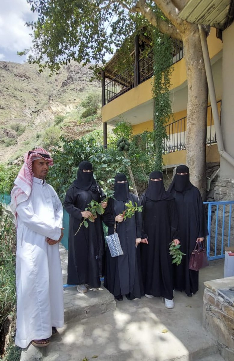RpefpZ's tweet photo. زيارة اليوم #بمزرعة_البن لصاحبها #عبدالعزيز_العثرباني  لـ توصيف سلالات البن المتواجدة في مزرعته وتم توصيفها مورفولوجيًا وجزئيًا عن طريق ال UOPV (الاتحاد الدولي للنبات ) ونعمل على معرفة نسب الاحماض والكافيين بإذن الله #مركز_البذور_والتقاوي@MEWA_KSA @Naser_Almarri @asir_coffe2022 https://t.co/kF1Jjhqt2I