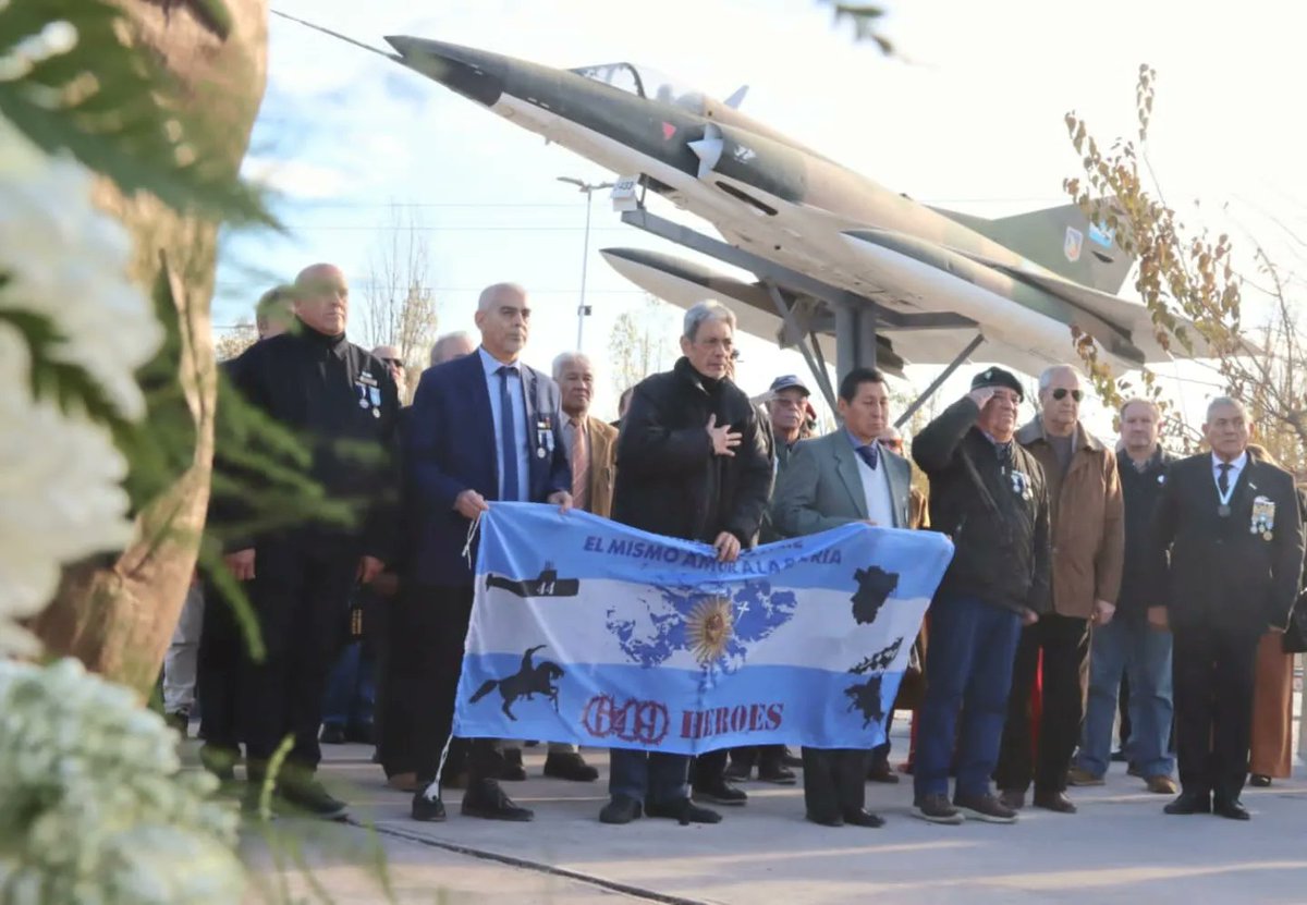 SebaBragagnolo's tweet photo. Un nuevo aniversario del cese de combate en Malvinas 🇦🇷.

Desde @MuniLujanDeCuyo conmemoramos una fecha tan importante como el cese al combate en las Islas Malvinas.

Hilo 👇 https://t.co/0eiWT09rNh