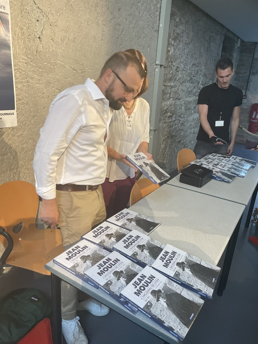 objectif_lyon's tweet photo. @paroles_la Je me permets de vous communiquer la sortie toute récente du livre de Stéphane Nivet sur le célèbre Chef de la Résistance (ed. #leprogreslyon). Une de mes images originales allemandes y est présente. Très fier de participer à ma toute petite échelle à cet ouvrage exemplaire ! https://t.co/HDc45xTIdw