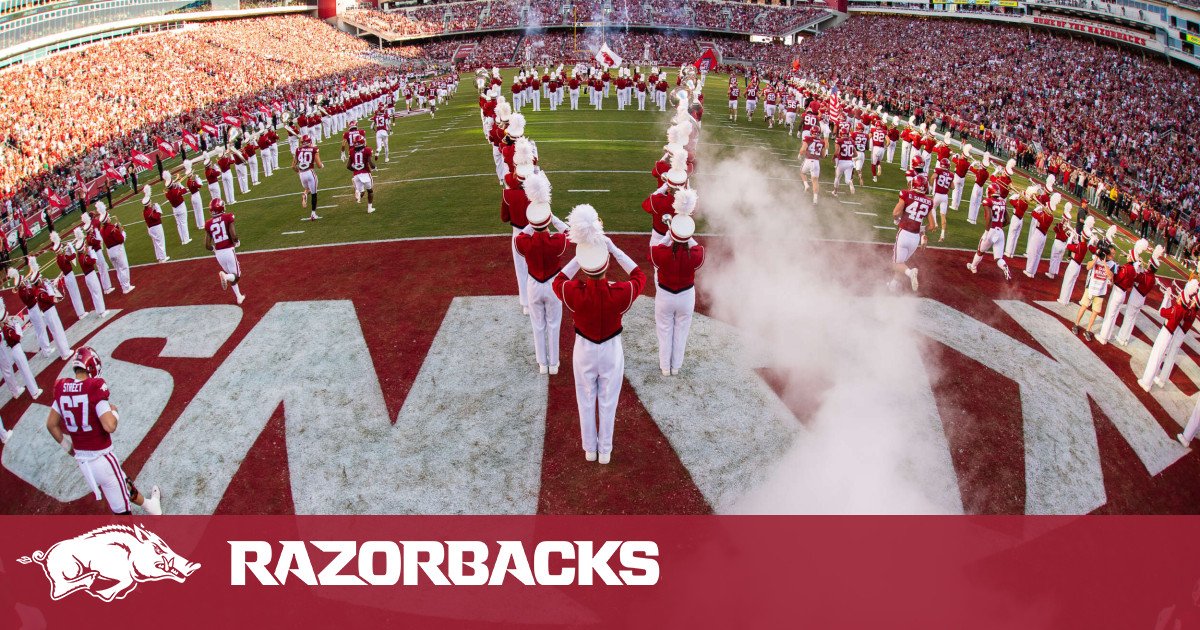 The stadium is filling and the fans are in full attendance as we gear up to take on the @ECFL_GreenWave. Tune in live on Twitch at 07:00pm est to join in on the fun!
#WooPig #RazorbackWave