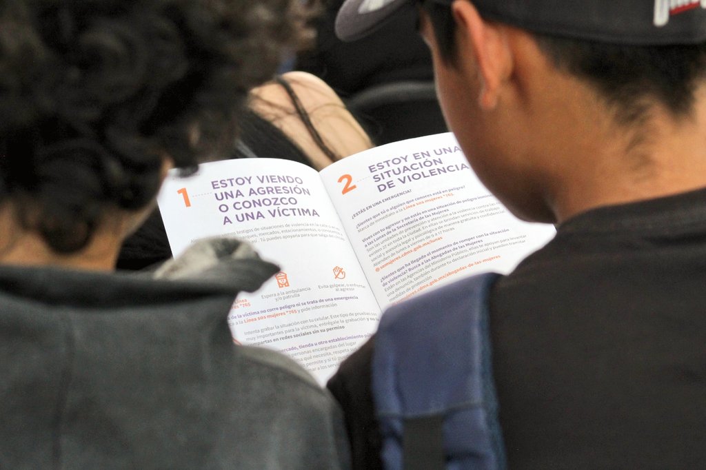 GomezSaracibar's tweet photo. 💜La @SeMujeresCDMX trabaja íntegramente en escuelas de nivel medio superior para la difusión de la línea 🆘 Mujeres *765.

Trabajamos con las y los estudiantes, así como con la plantilla docente en todos los @CdeBachilleres, @IEMS_CDMX, #CECyTs del @IPN_MX y @CONALEP_Mex. https://t.co/gMwGgUYO2z