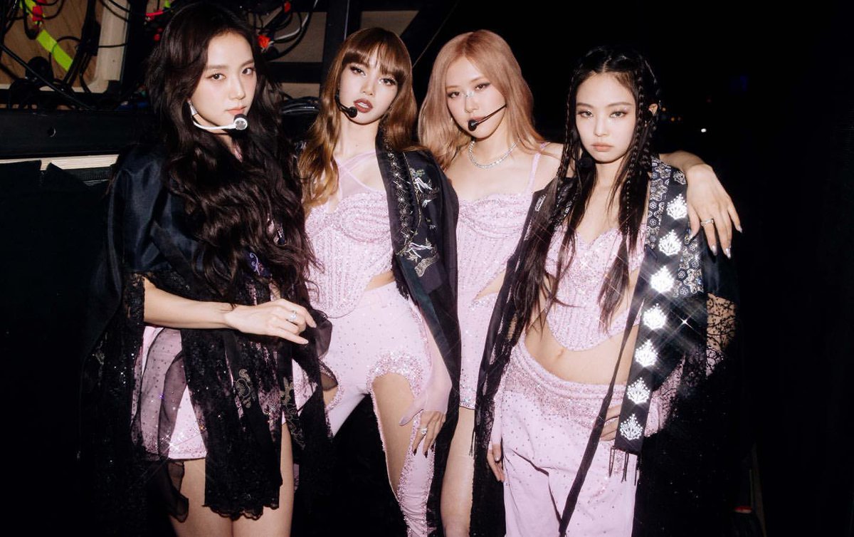 villainpinks's tweet photo. According to edaily, a source close to YGE told them that @BLACKPINK is taking a break period after their concert in Sydney to be in the best conditions for their concerts in EU and USA! https://t.co/RnaccpJj5o