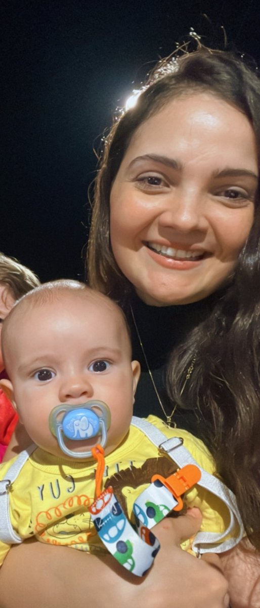 thatacmc's tweet photo. Voltando p dizer q ta tudo bem. Continuo sem dormir e esquecendo onde deixei o cel. 
Foto: uma mãe ao lado de sua justificativa 😂 https://t.co/6vw1AM8EfZ