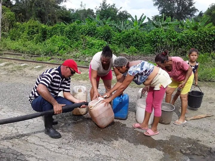 acebo_lester's tweet photo. En #Yara  #ProvinciaGranma cuadros de los CDR junto al delegado de la circunscripción #24  trabajan para llegarle con agua potable a los barrios afectados . https://t.co/mwrxPUiY8x