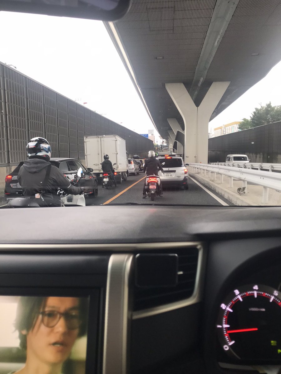 cddgnf's tweet photo. パトカー1台居るだけで急にすり抜け辞めるのかわいいね笑 https://t.co/uCRpr0WYcp