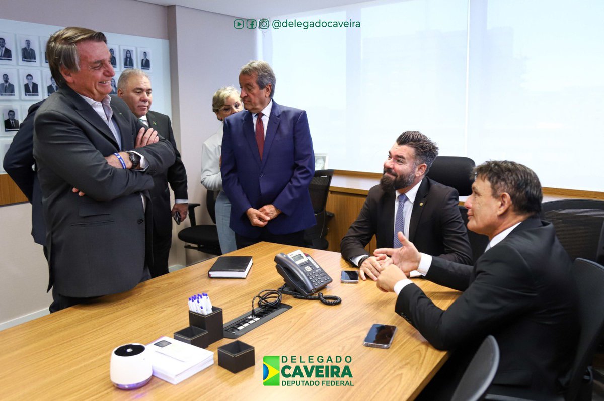 DelegadoCaveira's tweet photo. DIA MUITO PRODUTIVO com nosso ilustre presidente Jair Bolsonaro, presidente nacional do PL 22 Valdemar da Costa Neto. Muitos alinhamentos importantes pra 2024 e 2026.
Em breve teremos novidades. 🇧🇷
#jairbolsonaro
#plnacional22
@jairmessiasbolsonaro
@delegadocaveira https://t.co/6otgx4WiHR