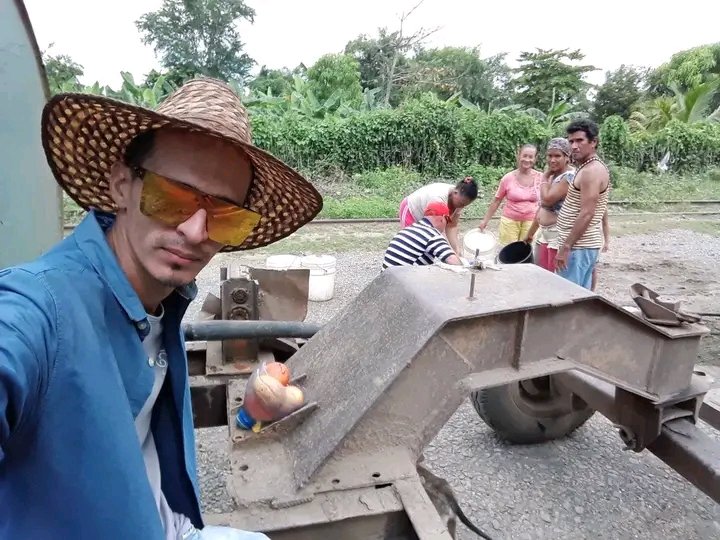 acebo_lester's tweet photo. En #Yara  #ProvinciaGranma cuadros de los CDR junto al delegado de la circunscripción #24  trabajan para llegarle con agua potable a los barrios afectados . https://t.co/mwrxPUiY8x