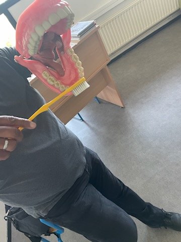 GermePatricia's tweet photo. Au @LPOMaryseConde la classe #UPEAA poursuit son apprentissage de la langue française : la prévention bucco-dentaire est l'occasion d'enrichir le vocabulaire avec Eric Ambroisine 🤩👏 @VilleSarcelles
Un public attentif #respect et #hygiene de soi & 🥰
👏Mme Bouchenak prof #FLS https://t.co/IJonmiLLhk