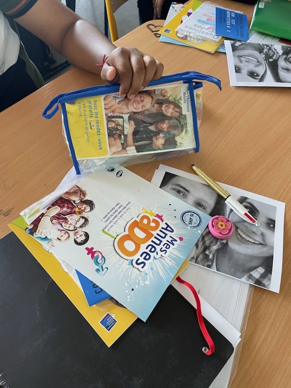 GermePatricia's tweet photo. Au @LPOMaryseConde la classe #UPEAA poursuit son apprentissage de la langue française : la prévention bucco-dentaire est l'occasion d'enrichir le vocabulaire avec Eric Ambroisine 🤩👏 @VilleSarcelles
Un public attentif #respect et #hygiene de soi & 🥰
👏Mme Bouchenak prof #FLS https://t.co/IJonmiLLhk