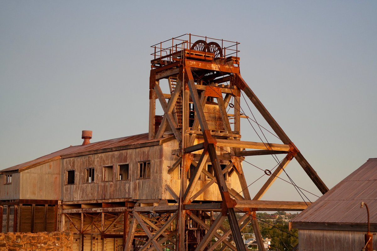 SarahJMcConnell's tweet photo. Broken Hill glowing in history #sunrise #miningtown #headframe #lineoflode π·@billormonde_2 https://t.co/AgUoWLQeun