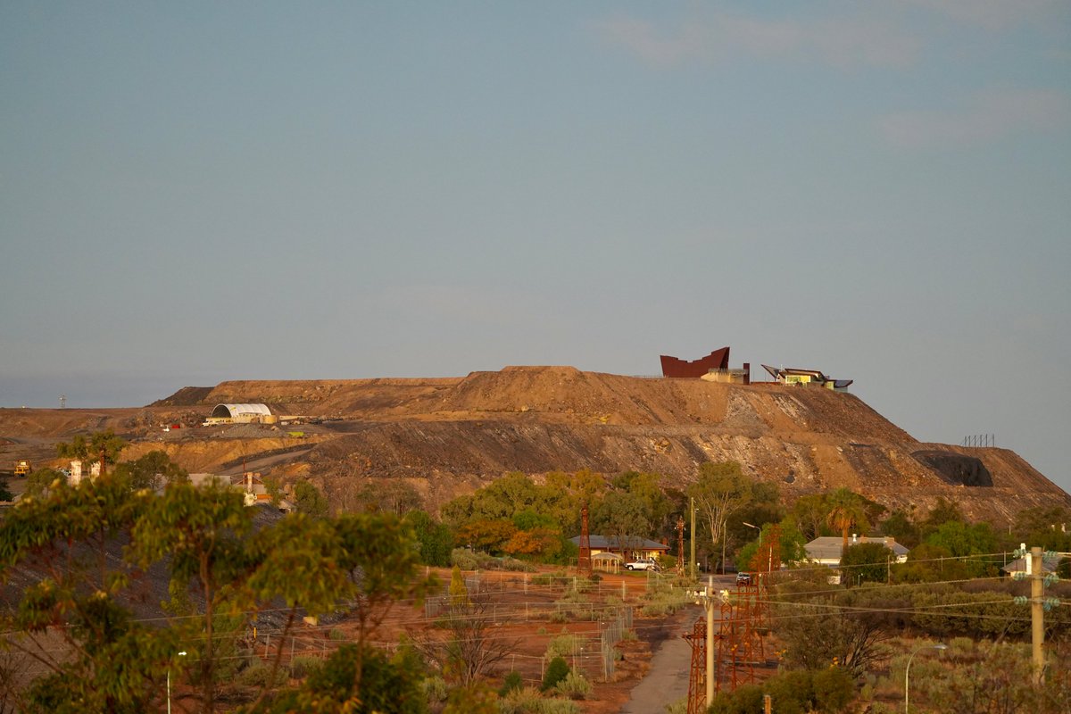 SarahJMcConnell's tweet photo. Broken Hill glowing in history #sunrise #miningtown #headframe #lineoflode π·@billormonde_2 https://t.co/AgUoWLQeun