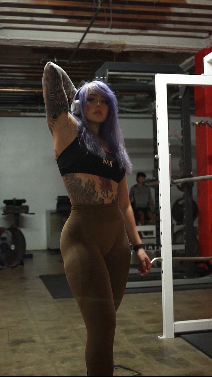 strongwaifu's tweet photo. whoever loses the arm wrestle gets crushed https://t.co/GpoelgRzCU