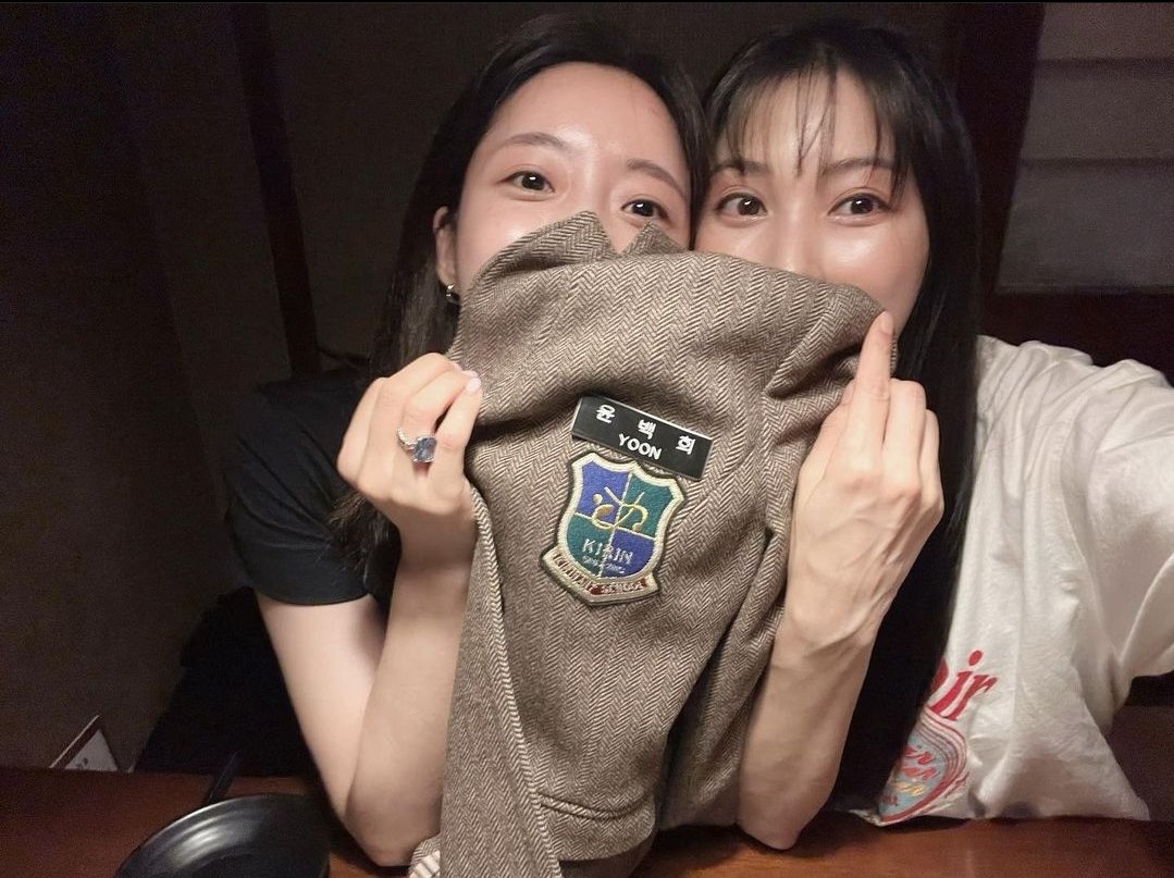 Oooh Kara's Gyuri hanging out with T-ara Eunjung!!! 🫶🫶🫶

AND THE SNAKE HWAYOUNG??? LEFT WITHOUT FRIENDS AND LOVED ONES. we love to see it 😍😍😍