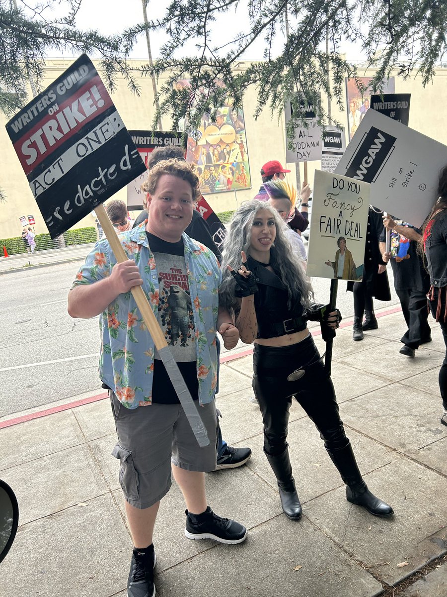 KFlash900's tweet photo. Shout out to @OurFlagOnMax having such a great writers, community, and fans!
Today was Our Flag Means Strike Day at Warner Brothers!
Also excuse my face, Iโm sunburned and running on 4hrs of sleep.
#ourflagmeansdeath #writers #writersstrike2023 #dothewritething #prewgawriter https://t.co/0YTMvhFYSt