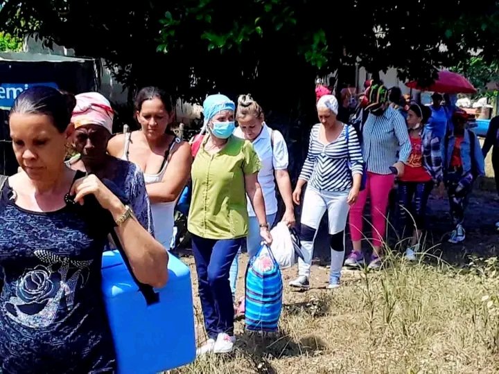acebo_lester's tweet photo. Se realiza vacunación anti-covid y esquema de vacunación a los más pequeños el poblado de Las Caobas en #Yara #ProvinciaGranma, localidad severamente afectada por las inundaciones. https://t.co/1sX57Xn1hp