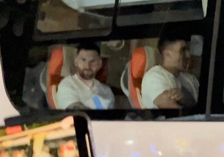 therealbuni's tweet photo. Los chinos lo esperan a messi con carteles de los hijos así sale mirando fijo y sonriendo en las fotos sjsj
Los asiáticos menos vivos https://t.co/m0FaalP6dG
