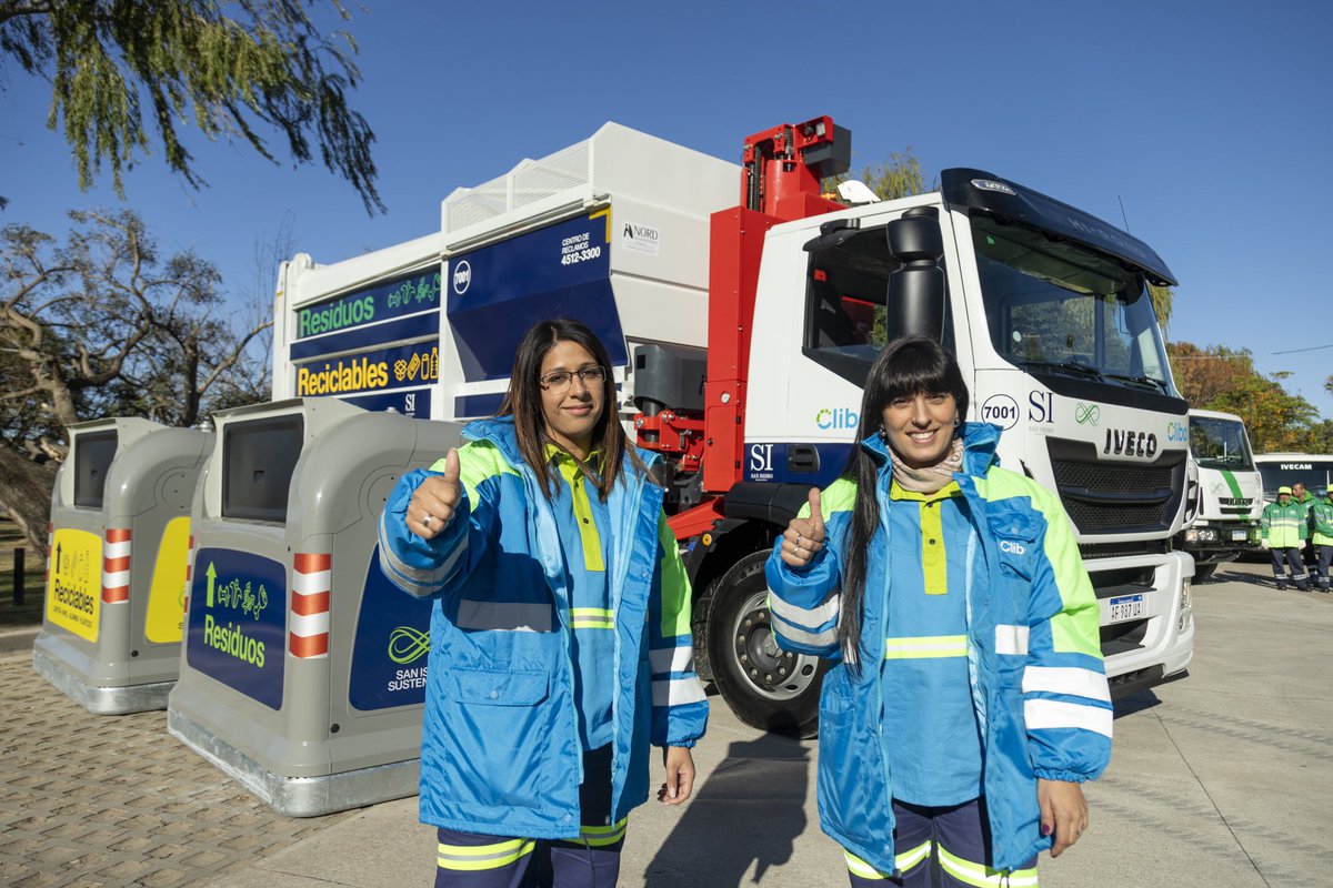 gustavoposse's tweet photo. CADA VEZ MÁS SUSTENTABLES ♻️💪

Ser una ciudad cada vez más sustentable requiere de un trabajo y un compromiso permanentes. Por eso, a partir de hoy, vas a empezar a ver en las calles de San Isidro una innovación en #HigieneUrbana que ya se está utilizando en las grandes ciudades del mundo.

Se trata de nuevos contenedores y camiones de recolección bilaterales, que tienen mayor capacidad y permiten recoger los residuos de ambos lados de la calle sin necesidad de girar el vehículo ni de manipular la basura.

Esta nueva tecnología, que permite tener una recolección más eficiente, será complementaria a los más de 6 mil contenedores que actualmente se encuentran en nuestras calles.
 
Otra característica importante es que los contenedores no se pueden mover del lugar, se abren hacia la vereda sin necesidad de levantar tapas o utilizar pedales,  y para recogerlos se utiliza una pluma robótica que los alza y los vacía dentro del camión, para luego ser compactados.

Sí, la sustentabilidad y los espacios públicos de calidad hacen #TodoDistinto

#SanIsidroSustentable #SanIsidro #UnLugarDistinto