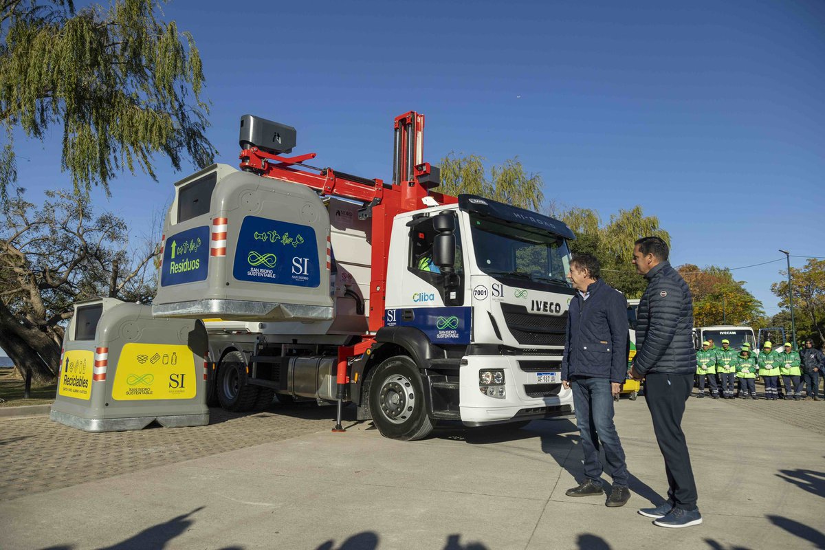 gustavoposse's tweet photo. CADA VEZ MÁS SUSTENTABLES ♻️💪

Ser una ciudad cada vez más sustentable requiere de un trabajo y un compromiso permanentes. Por eso, a partir de hoy, vas a empezar a ver en las calles de San Isidro una innovación en #HigieneUrbana que ya se está utilizando en las grandes ciudades del mundo.

Se trata de nuevos contenedores y camiones de recolección bilaterales, que tienen mayor capacidad y permiten recoger los residuos de ambos lados de la calle sin necesidad de girar el vehículo ni de manipular la basura.

Esta nueva tecnología, que permite tener una recolección más eficiente, será complementaria a los más de 6 mil contenedores que actualmente se encuentran en nuestras calles.
 
Otra característica importante es que los contenedores no se pueden mover del lugar, se abren hacia la vereda sin necesidad de levantar tapas o utilizar pedales,  y para recogerlos se utiliza una pluma robótica que los alza y los vacía dentro del camión, para luego ser compactados.

Sí, la sustentabilidad y los espacios públicos de calidad hacen #TodoDistinto

#SanIsidroSustentable #SanIsidro #UnLugarDistinto