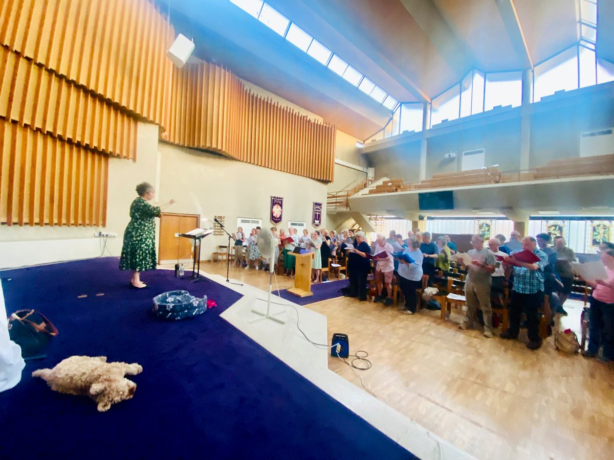 Wonderful to meet @BristolChoral <a href="/HilaryJCampbell/">Hilary Campbell</a> this evening (and Fizzy 🐶!) in their rehearsal ahead of their concert <a href="/BristolCathedra/">Bristol Cathedral</a> on the 24th - including the premiere of my new work, A Memory of the Ocean! 🌊 <a href="/RoyalPhilSoc/">Royal Philharmonic Society</a> <a href="/VWFndn/">Vaughan Williams Foundation</a>