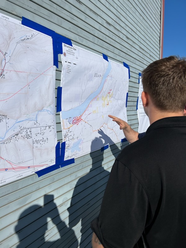 UCBoardofComm's tweet photo. Commissioner Shafer was at the Incident Command Post this morning with a multitude of agencies from across the state getting updates and making plans for the Hat Rock fire.

Please go to the Umatilla County Sheriff's Office Facebook page for any updates. https://t.co/f48bK8oqLh