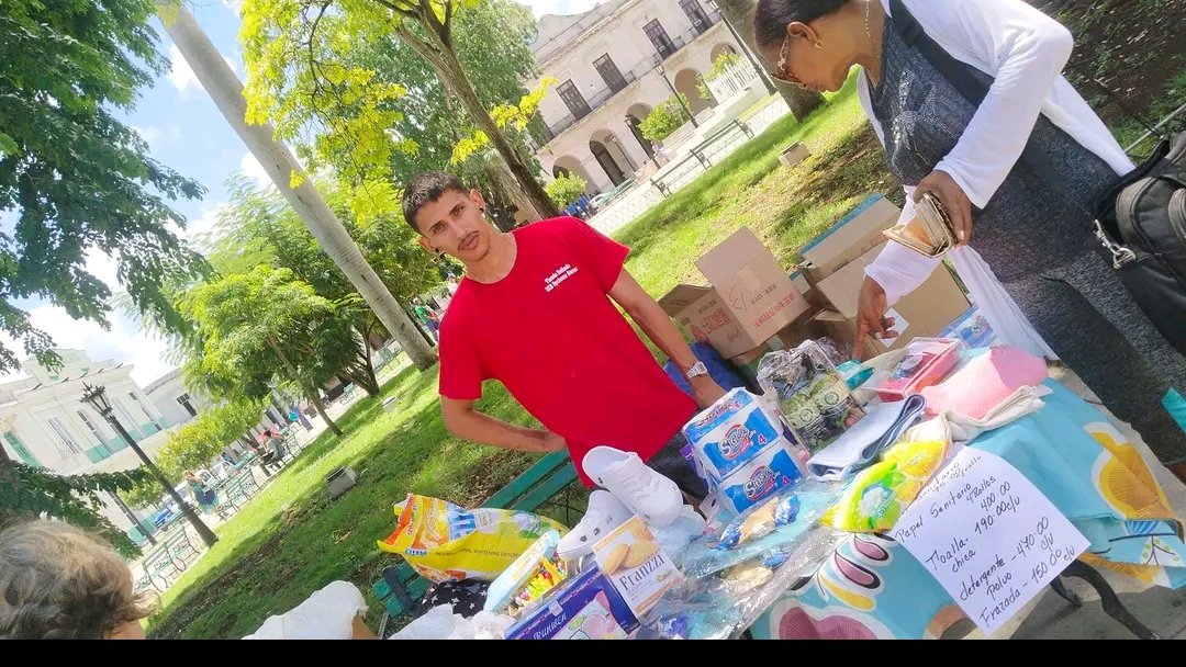 De feria en el parque de la libertad , acercando los productos a la población , porque somos Comercio Cuba.