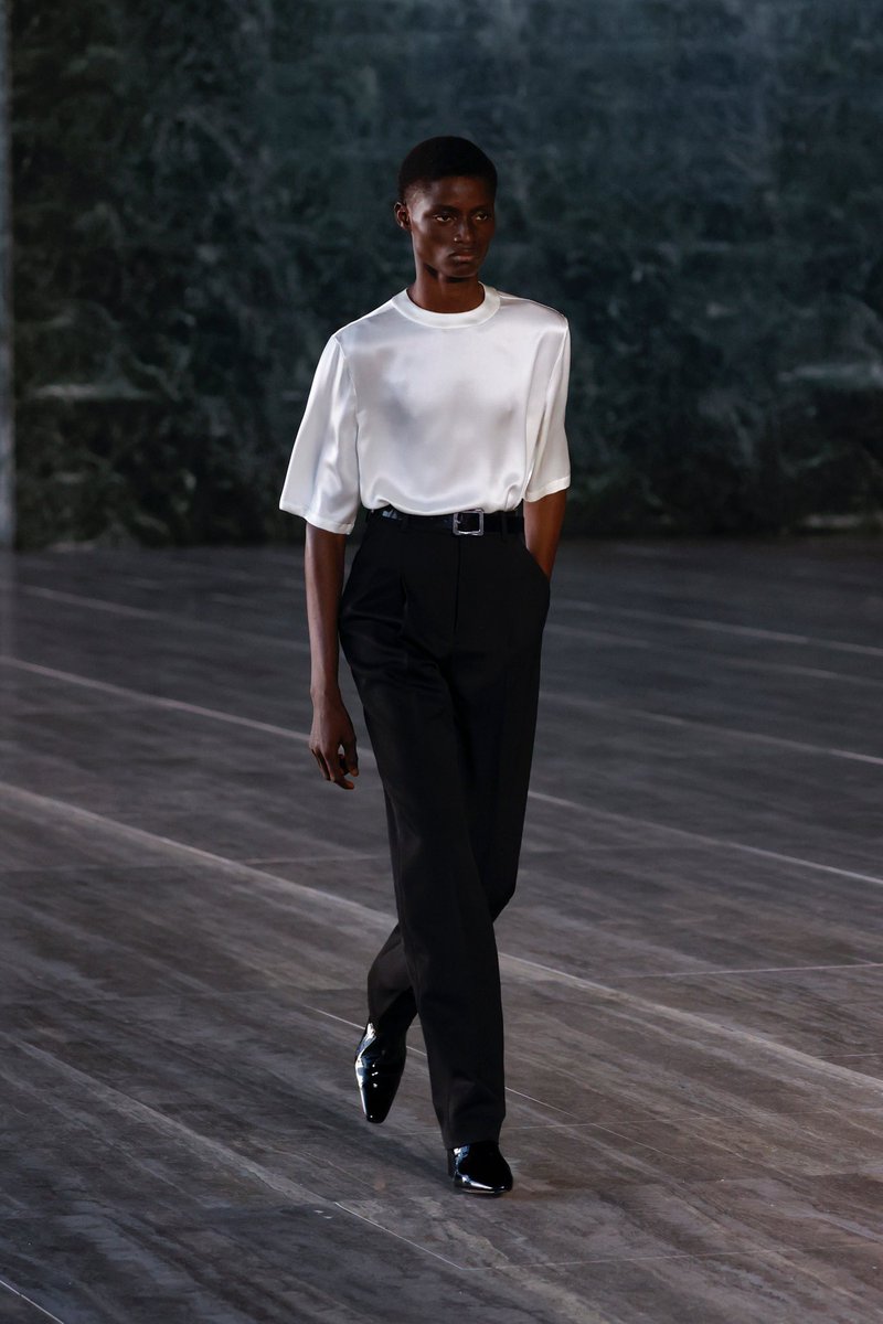 IsiahMagsino's tweet photo. This look, simple as can be, is the best look from the recent Saint Laurent collection.. https://t.co/bk0DRvwnW5