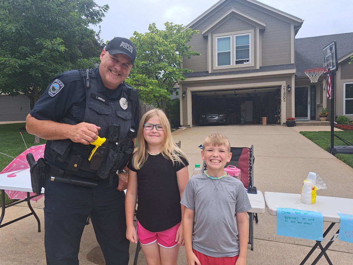 When life gives you lemons, Officer Johnson knows how to make the most of it! 🚔🥤Shout out to Gigi, Kale, Everly, Aubrey, Lydia, Blakely, Addy, Piper, and Zach!🍋👮‍♂️ We're convinced that the sugar rush turned him into the most energetic police officer in the entire KC metro! 💪🌟