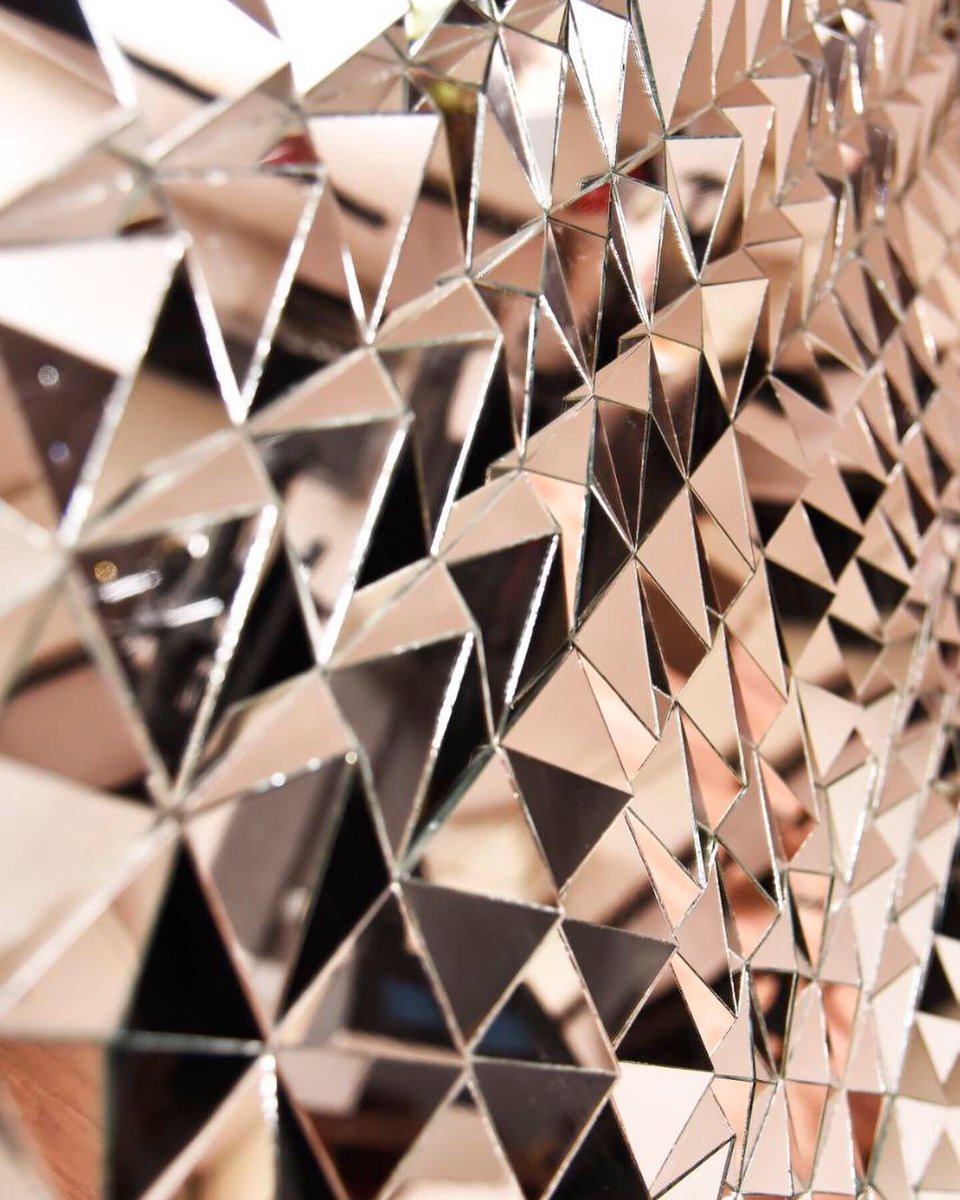 amoorezamirror's tweet image. It took 2 months to make this panel and I did it individually, and zero to hundred of it was done by hand. The dimensions of the painting are 140 x 140 cm with an exquisite wood frame
#nft_handmade  #nft_arthand
#mirrorwork
#nftmirror_collector